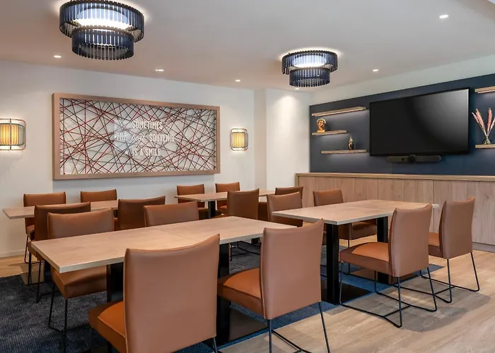 Hotel Hampton By Hilton Babelsberg 3*